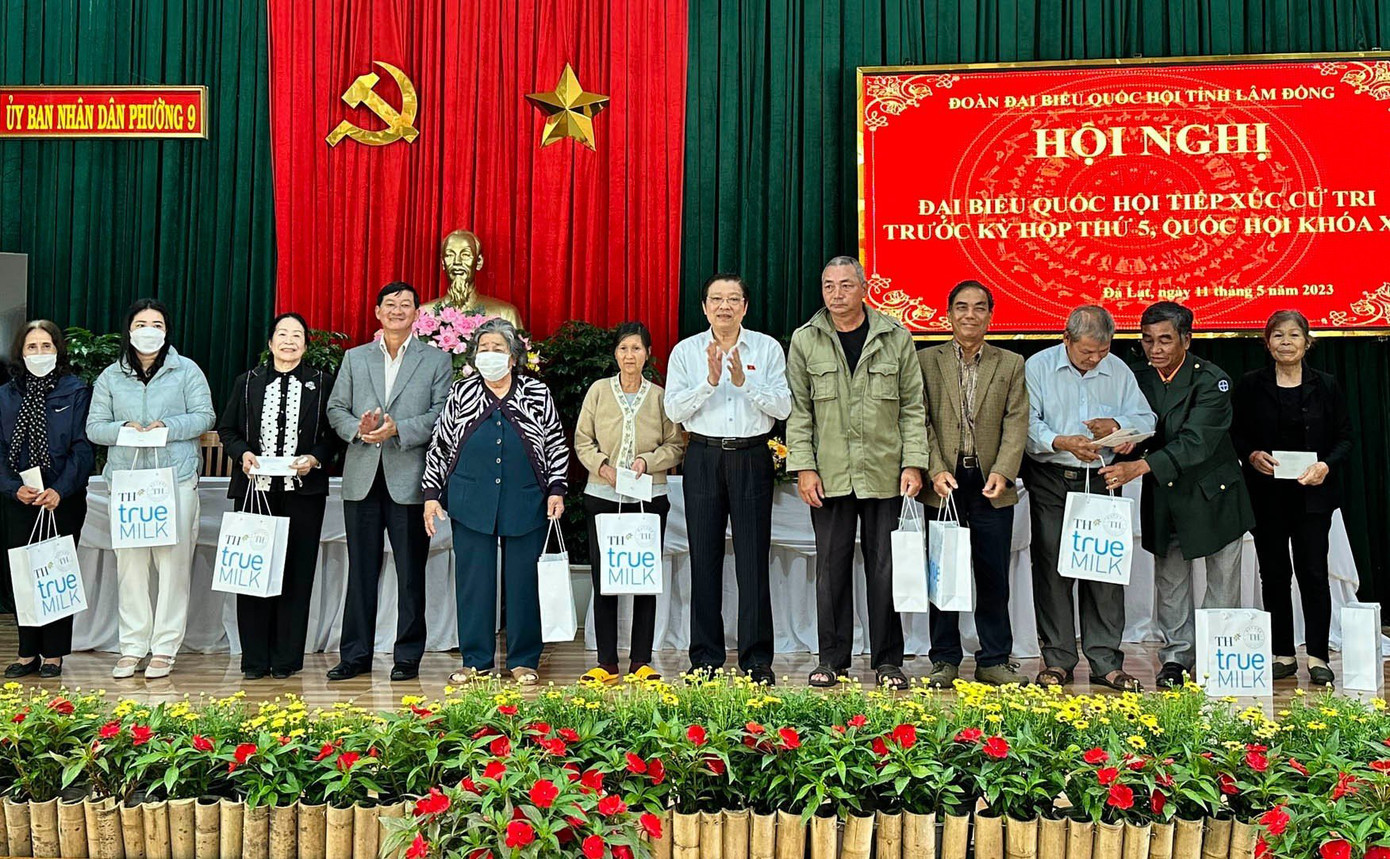 Ông Phan Đình Trạc tặng quà cho các gia đình chính sách, gia đình khó khăn Ông Phan Đình Trạc tặng quà cho các gia đình chính sách, gia đình khó khăn