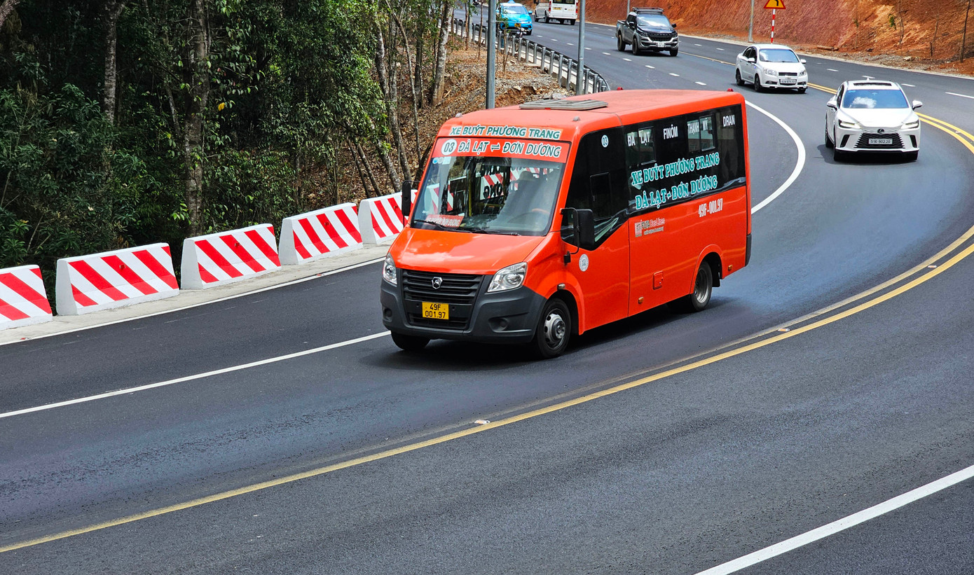 Địa điểm bị hư hỏng mặt đường nằm ở đoạn đường cong.