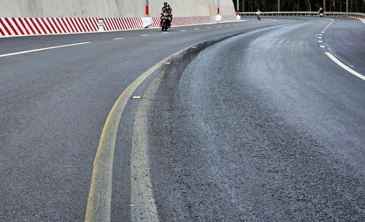 Vị trí mặt đường bê tông nhựa bị bong tróc trên đèo Prenn.