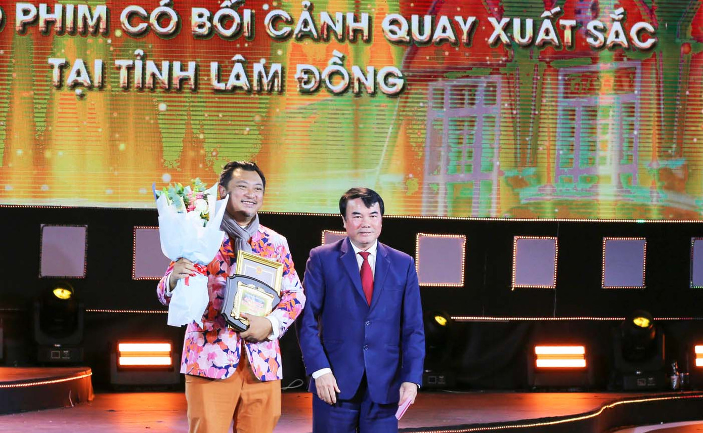 Phó Chủ tịch UBND tỉnh Lâm Đồng trao giải Cao nguyên hùng vĩ cho phim Em và Trịnh.