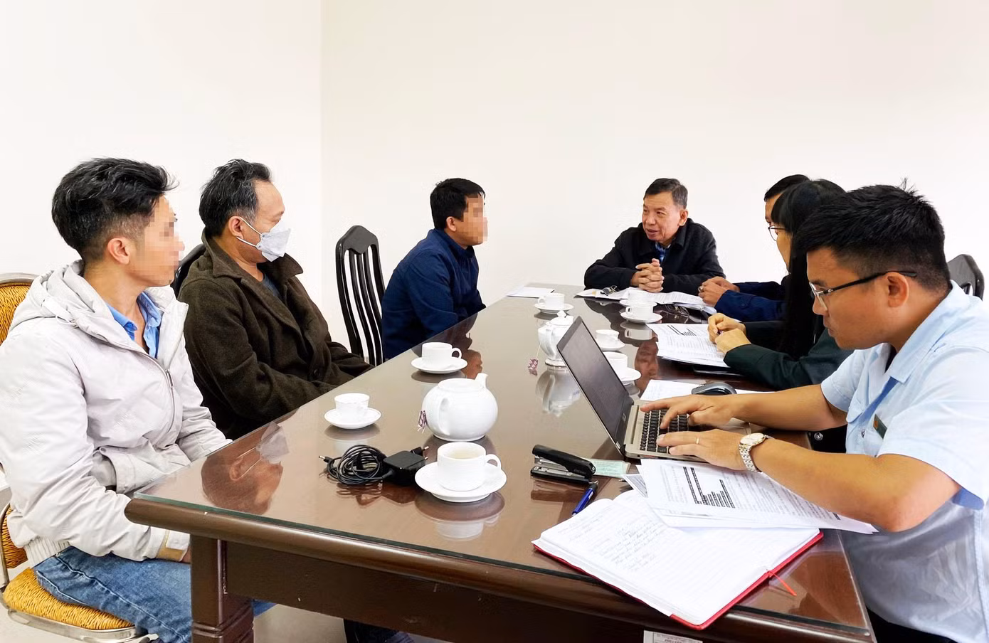 Thanh tra Sở TT&TT làm việc với 3 người vi phạm (phía bên trái) Thanh tra Sở TT&TT làm việc với 3 người vi phạm (phía bên trái)