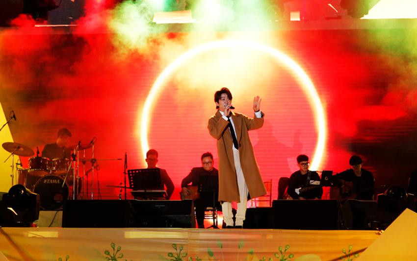 Ca sĩ Tăng Phúc biểu diễn trong liveshow “Hoàng Hôn” Ca sĩ Tăng Phúc biểu diễn trong liveshow “Hoàng Hôn”