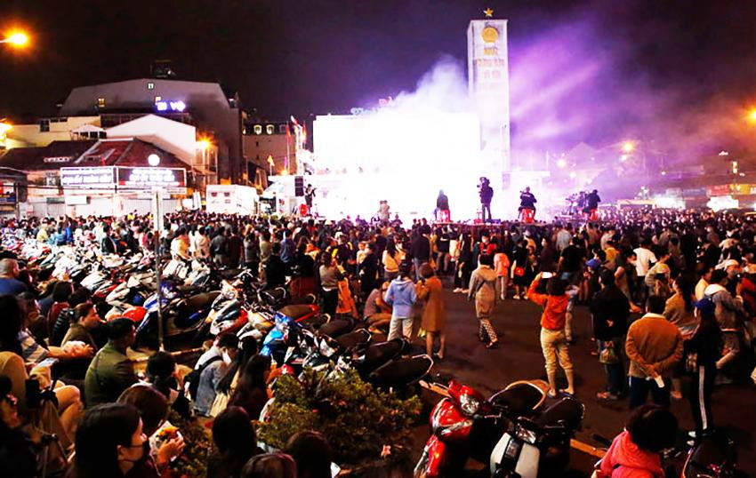 Liveshow của ca sĩ Tăng Phúc tại khu Hòa Bình thu hút rất đông khán giả Liveshow của ca sĩ Tăng Phúc tại khu Hòa Bình thu hút rất đông khán giả