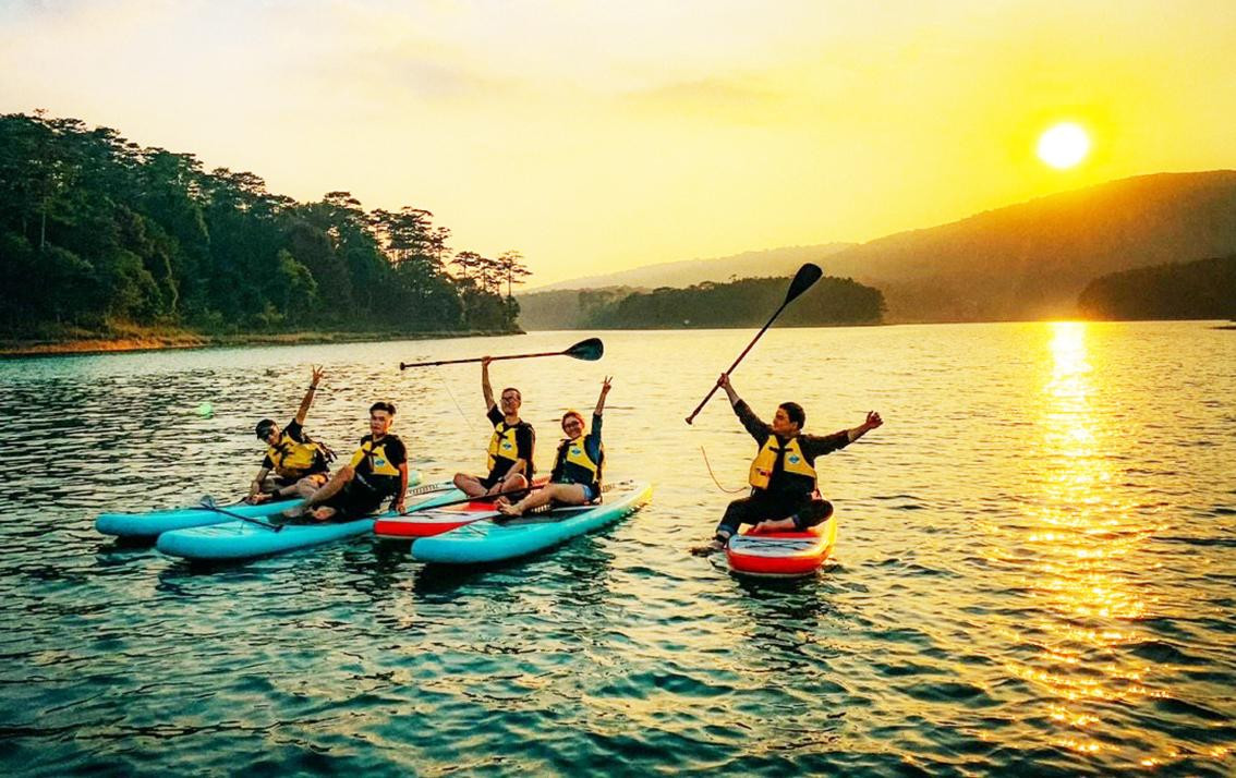 Du khách chèo SUP tại Đà Lạt. Ảnh: Internet Du khách chèo SUP tại Đà Lạt. Ảnh: Internet