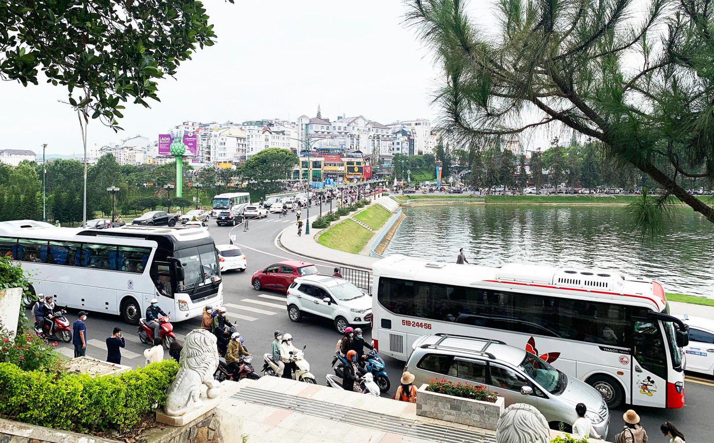 Xe chở khách du lịch vào trung tâm TP Đà Lạt Xe chở khách du lịch vào trung tâm TP Đà Lạt