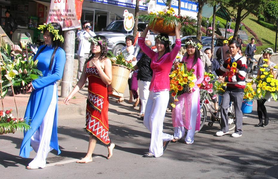 Trình diễn thời trang hoa trên đường phố