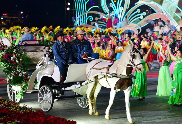 Xe ngựa tham gia diễu hành