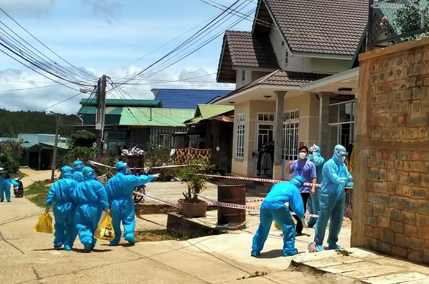 Tăng cường lực lượng cán bộ y tế đông đảo phòng chống dịch