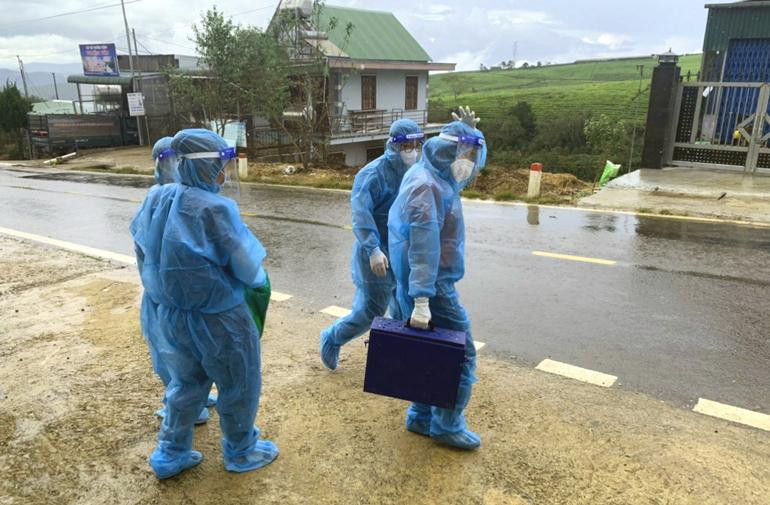 Đội mưa đi dập dịch