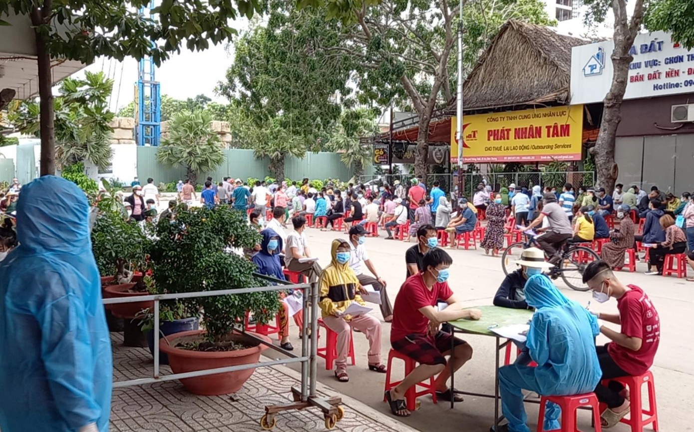 Lấy mẫu xét nghiệm cộng đồng tại Dĩ An