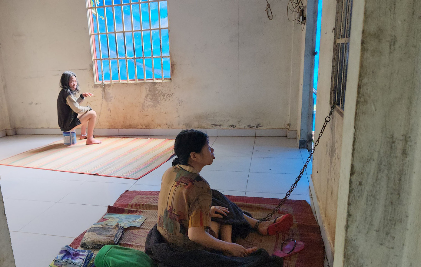 2 phụ nữ bị xích chân