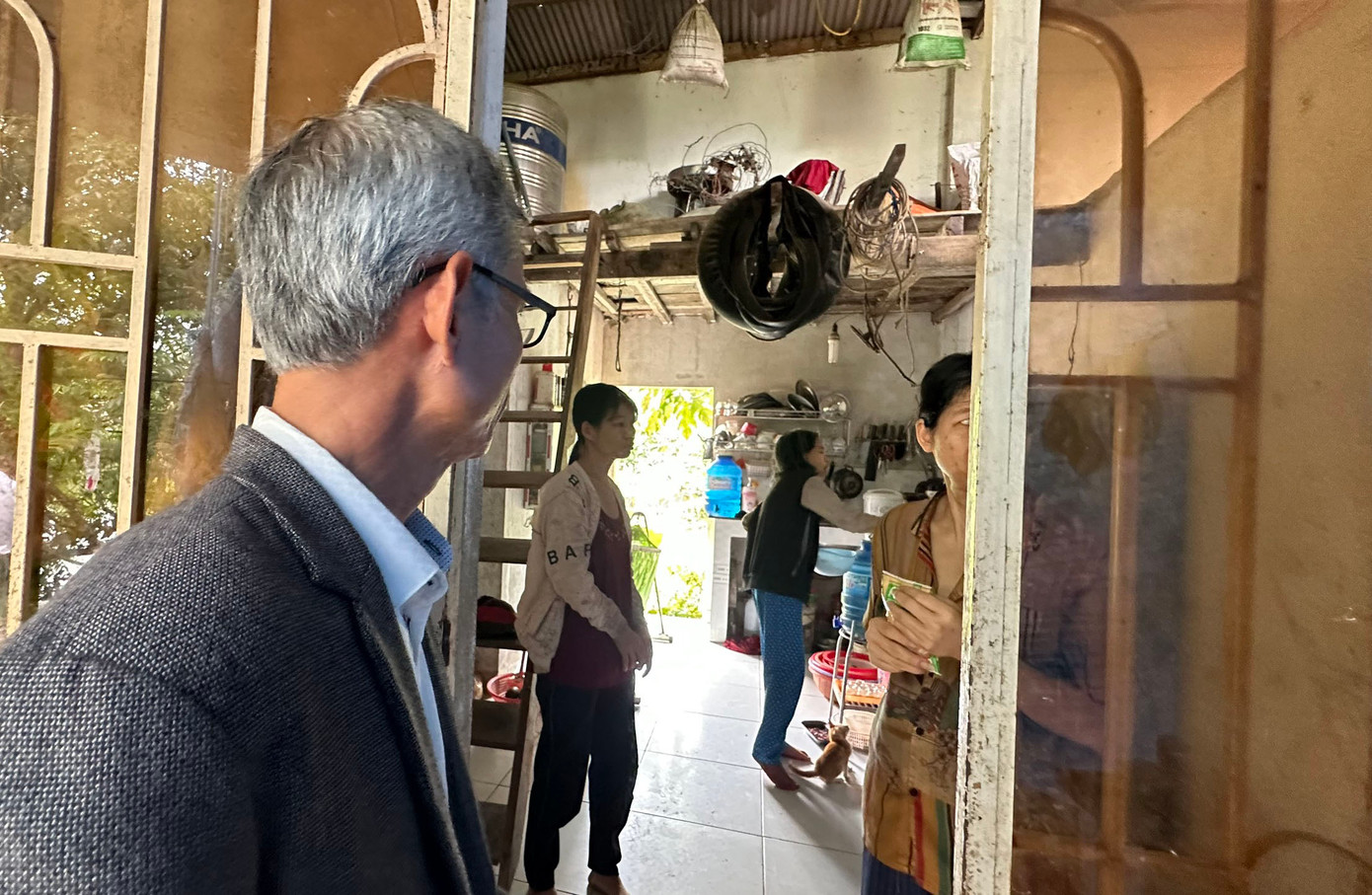 Cán bộ chức năng xác minh vụ việc