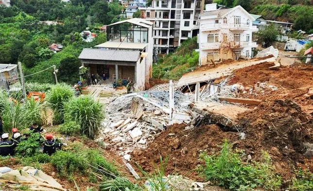 Nhiều căn nhà bị vùi lấp, hư hỏng trong vụ sạt lở đất ở hẻm 36 đường Hoàng Hoa Thám