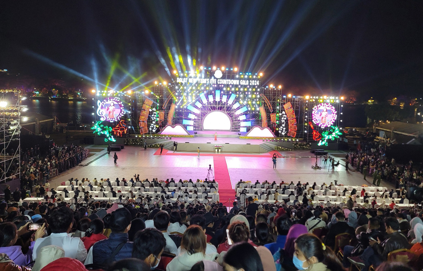 Quang cảnh buổi biểu diễn âm nhạc chào năm mới. Quang cảnh buổi biểu diễn âm nhạc chào năm mới.