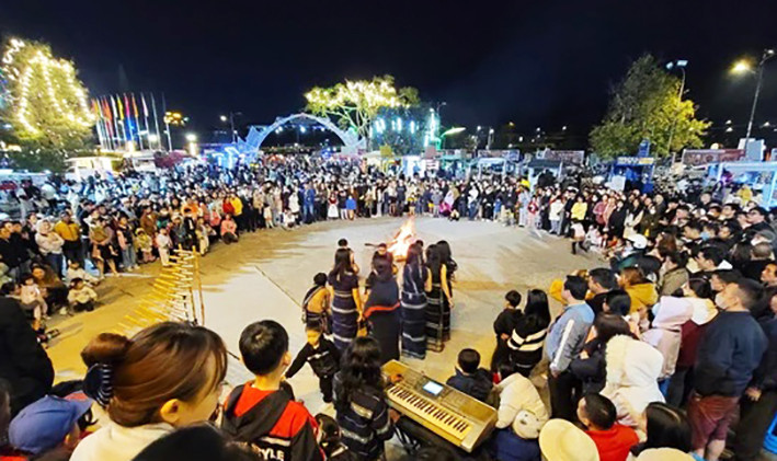 Biểu diễn văn nghệ phục vụ các thực khách. Biểu diễn văn nghệ phục vụ các thực khách.