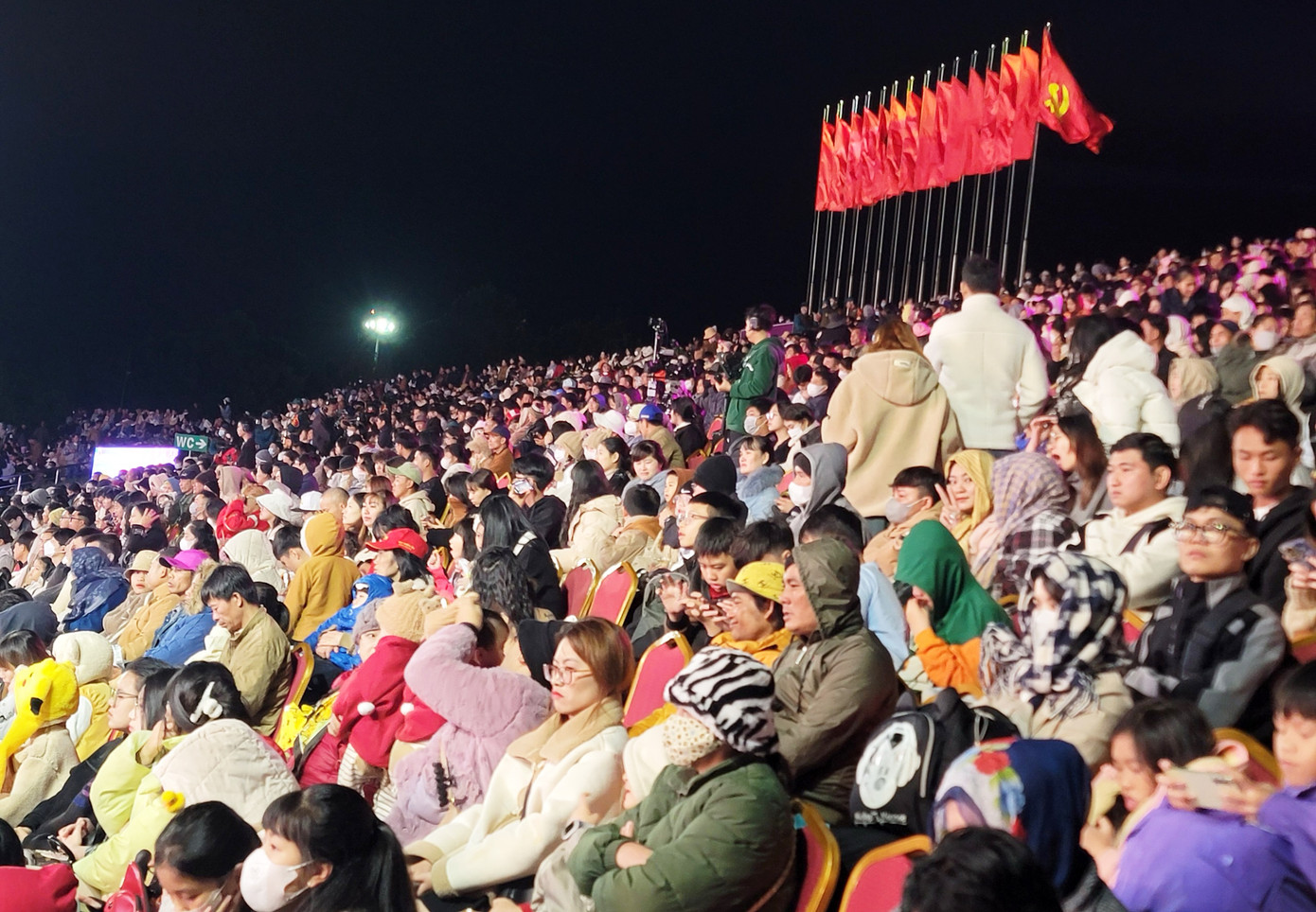 Chương trình âm nhạc thu hút rất đông khán giả. Chương trình âm nhạc thu hút rất đông khán giả.