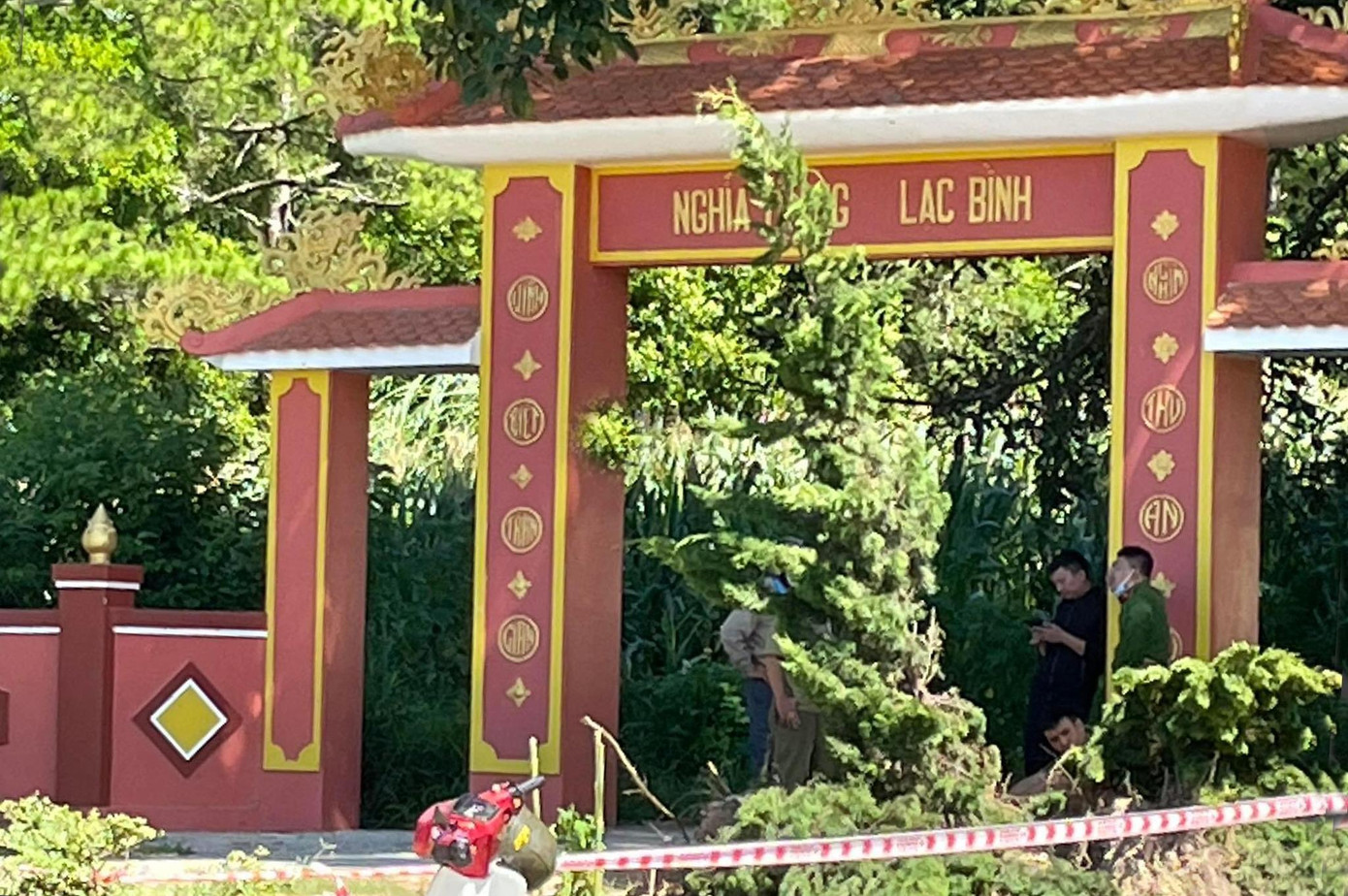 Lực lượng chức năng khám nghiệm hiện trường vụ chết cháy ở nghĩa trang Lực lượng chức năng khám nghiệm hiện trường vụ chết cháy ở nghĩa trang