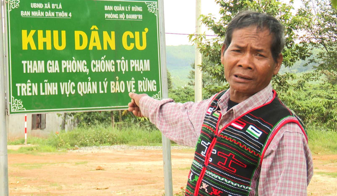 Già làng tích cực tham gia mô hình khu dân cư bảo vệ rừng Già làng tích cực tham gia mô hình khu dân cư bảo vệ rừng