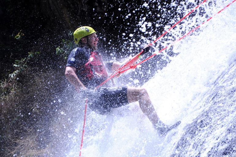 Du lịch thể thao mạo hiểm ở thác Datanla thu hút du khách nước ngoài Du lịch thể thao mạo hiểm ở thác Datanla thu hút du khách nước ngoài