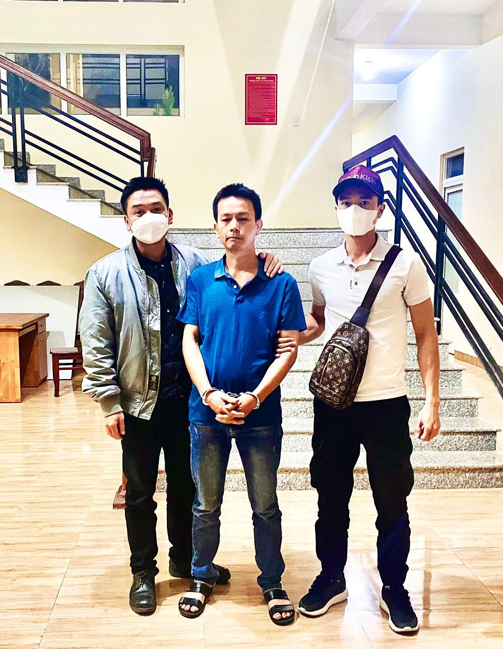 Công an di lý Hùng (giữa) từ Hà Nội về Lâm Đồng Công an di lý Hùng (giữa) từ Hà Nội về Lâm Đồng