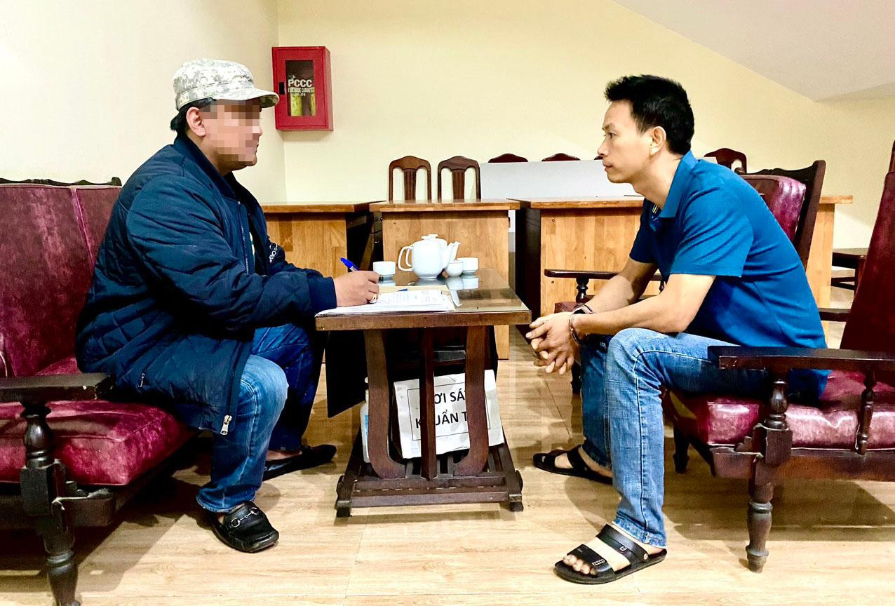 Nguyễn Văn Hùng (bên phải) bị bắt sau 17 năm trốn nã Nguyễn Văn Hùng (bên phải) bị bắt sau 17 năm trốn nã