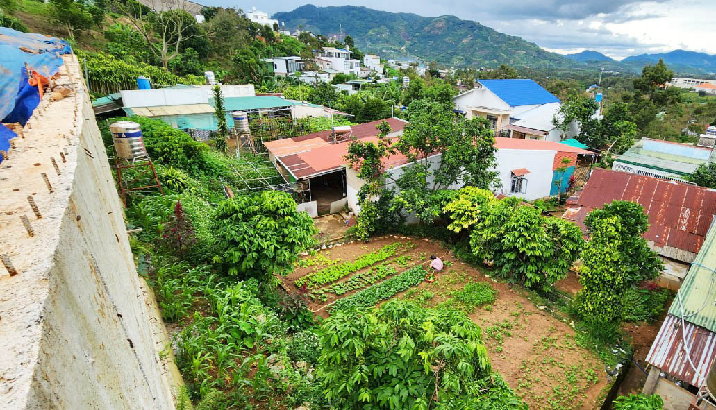 Ta luy bị sụt lún, gần đó có nhiều căn nhà của các hộ dân Ta luy bị sụt lún, gần đó có nhiều căn nhà của các hộ dân