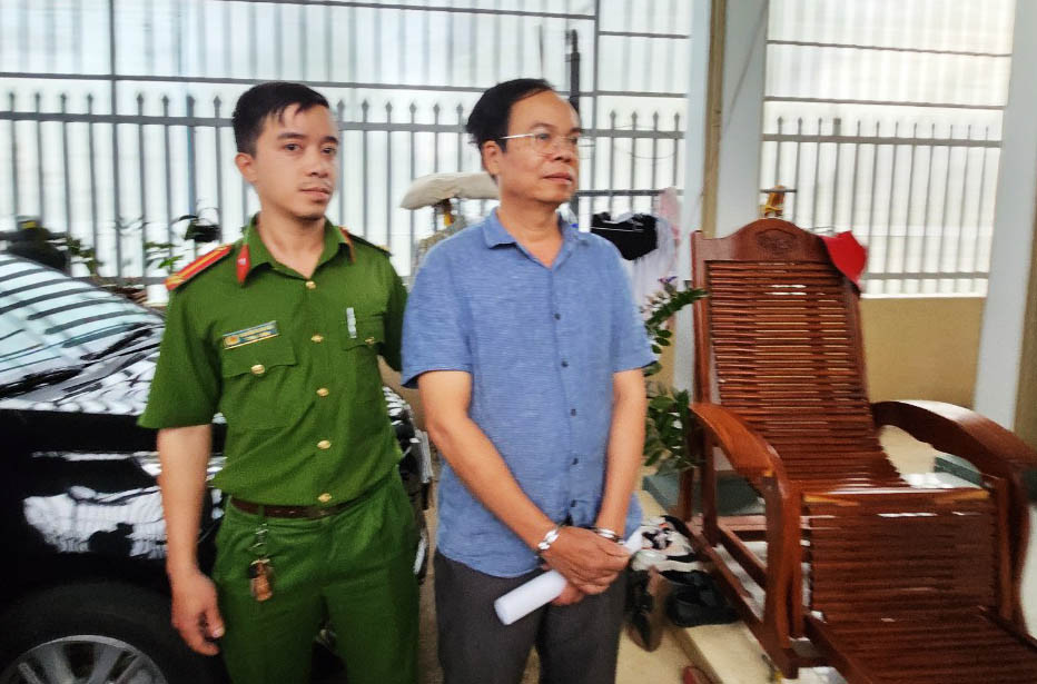 Công an bắt ông Vũ Chí Hữu (bìa phải)