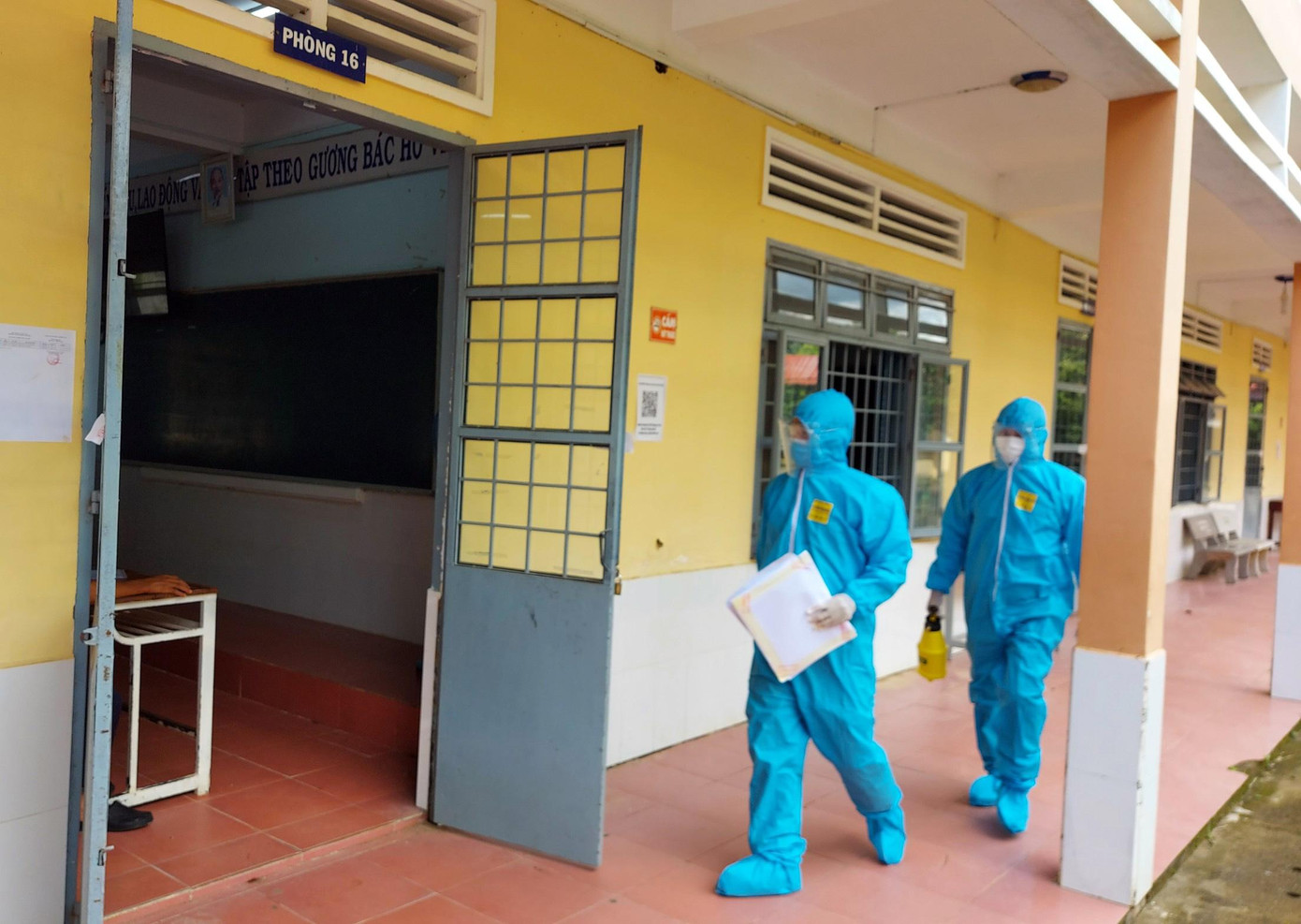 Cán bộ, giáo viên phục vụ kỳ thi phải mặc đồ bảo hộ Cán bộ, giáo viên phục vụ kỳ thi phải mặc đồ bảo hộ