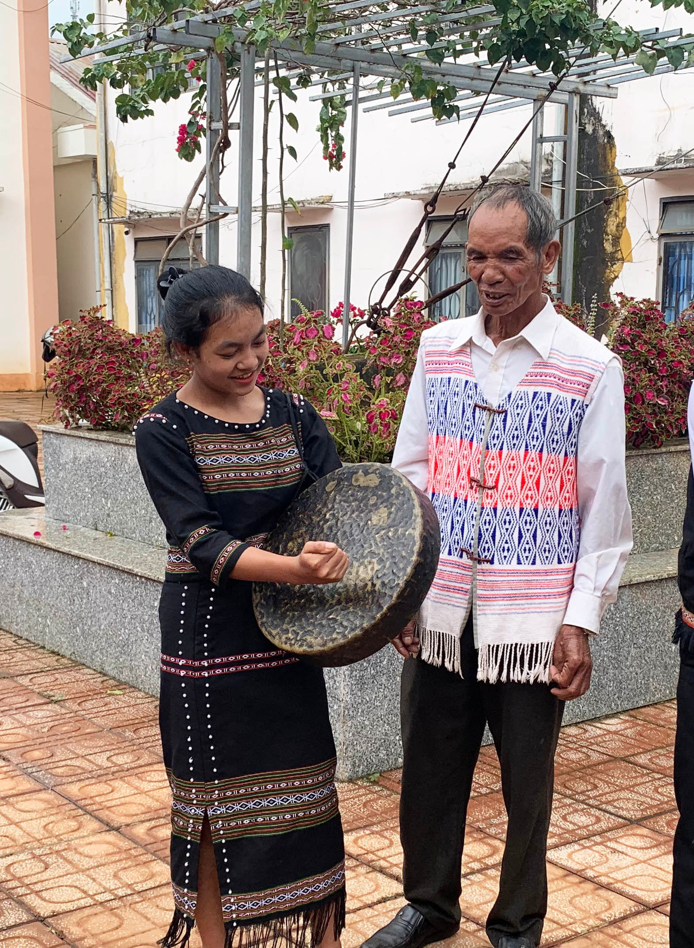 Dạy cồng chiêng cho sơn nữ ở Di LInh Dạy cồng chiêng cho sơn nữ ở Di LInh