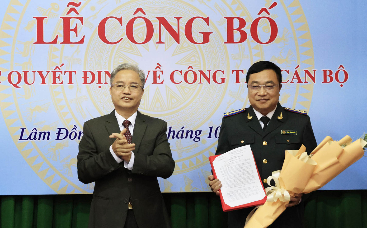 Tổng cục trưởng Tổng cục THADS trao quyết định cho tân Cục trưởng Cục THADS tỉnh Lâm Đồng