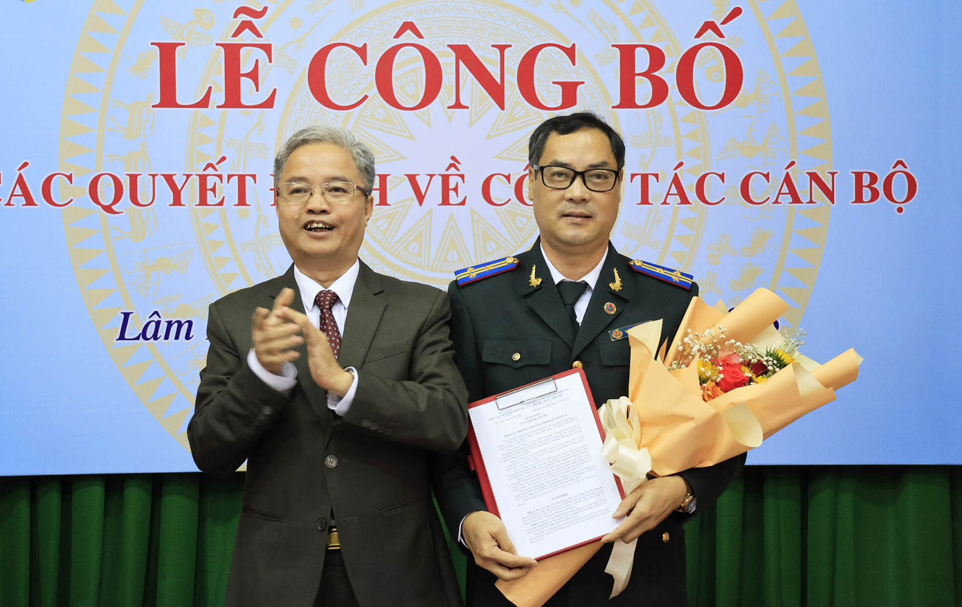 Tổng cục trưởng Tổng Cục THADS trao quyết định điều động, biệt phái ông Trần Văn Phong