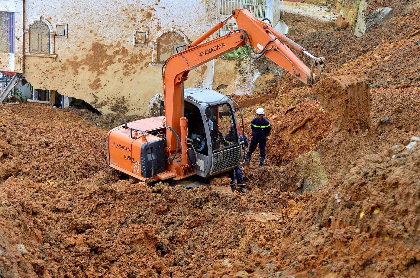 Tìm kiếm hai vợ chồng bị đất đá vùi lấp