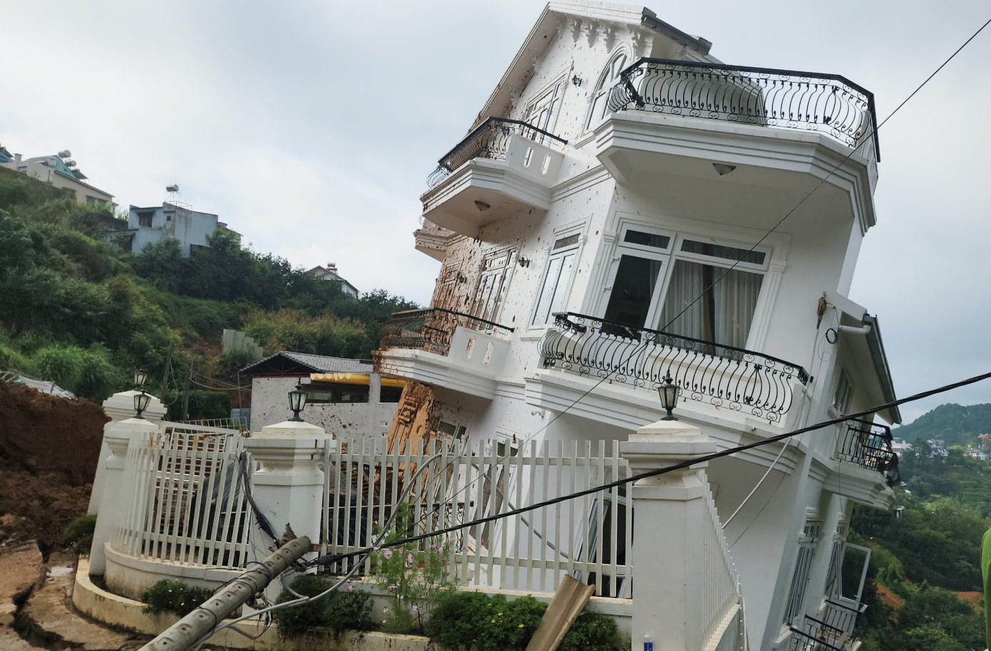 Người dân tại các ngôi nhà này được di dời khẩn cấp Người dân tại các ngôi nhà này được di dời khẩn cấp