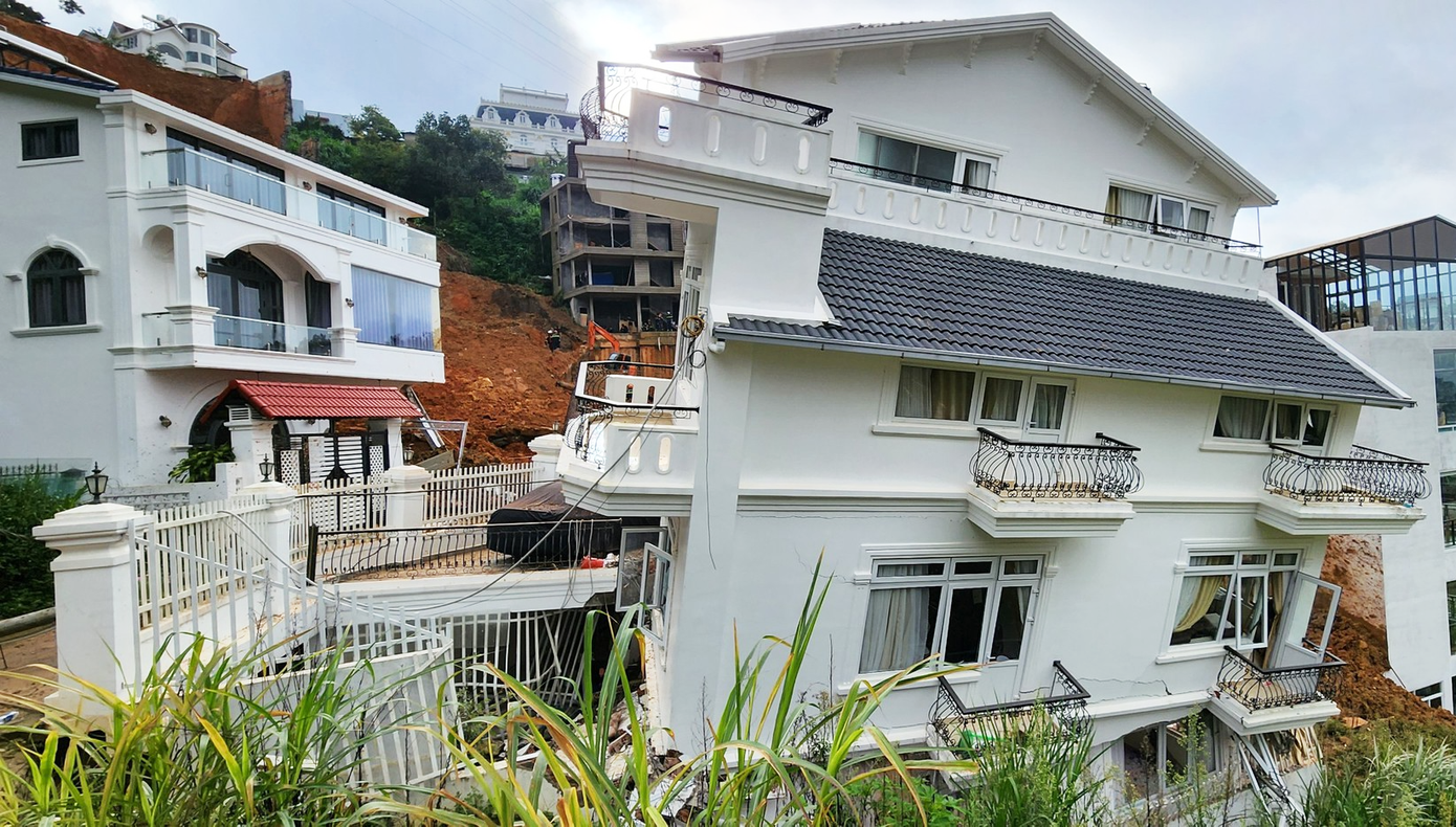 Một số căn nhà lớn bị xô lệch Một số căn nhà lớn bị xô lệch