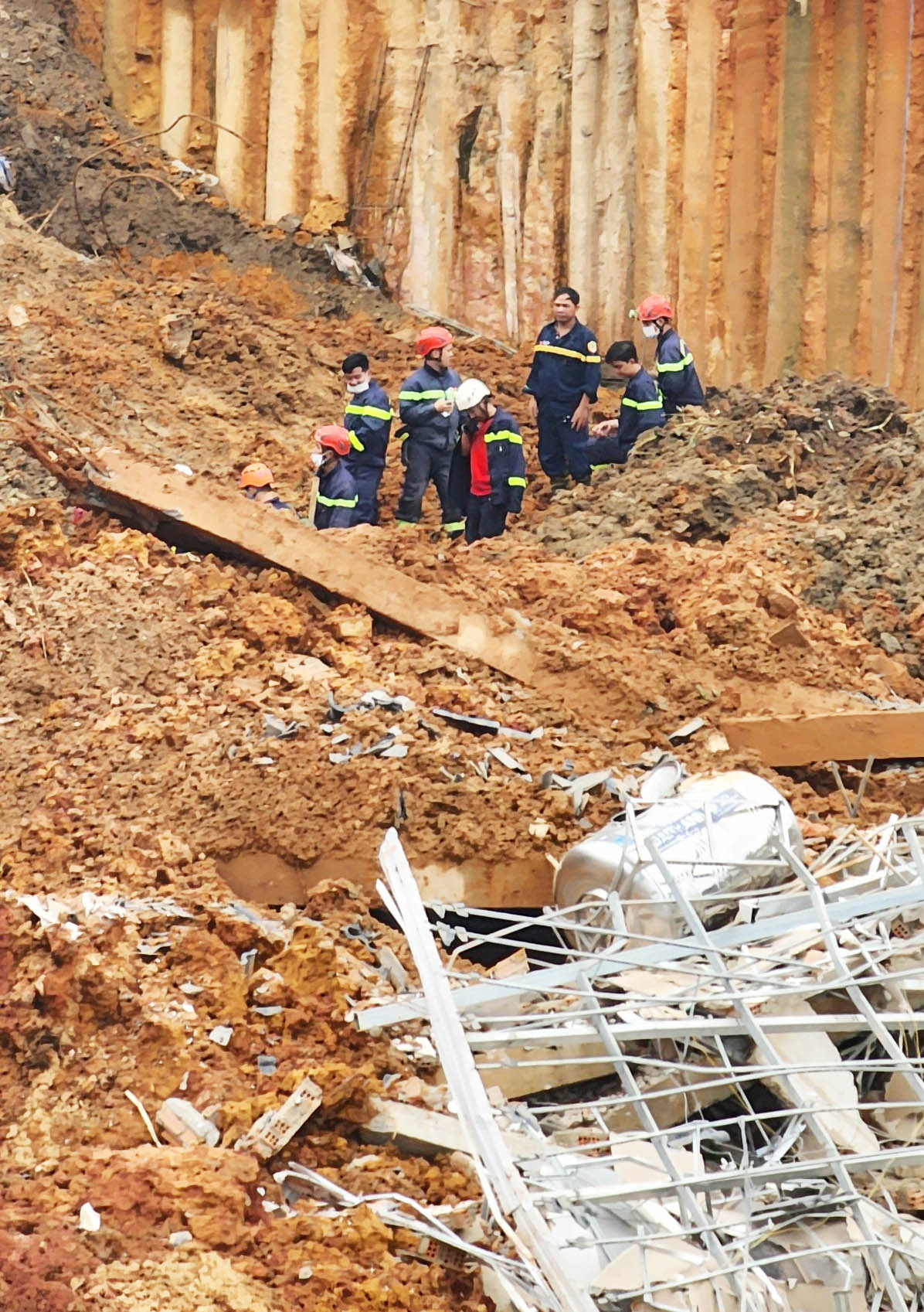 Tìm 2 người bị vùi lấp trong đống đổ nát