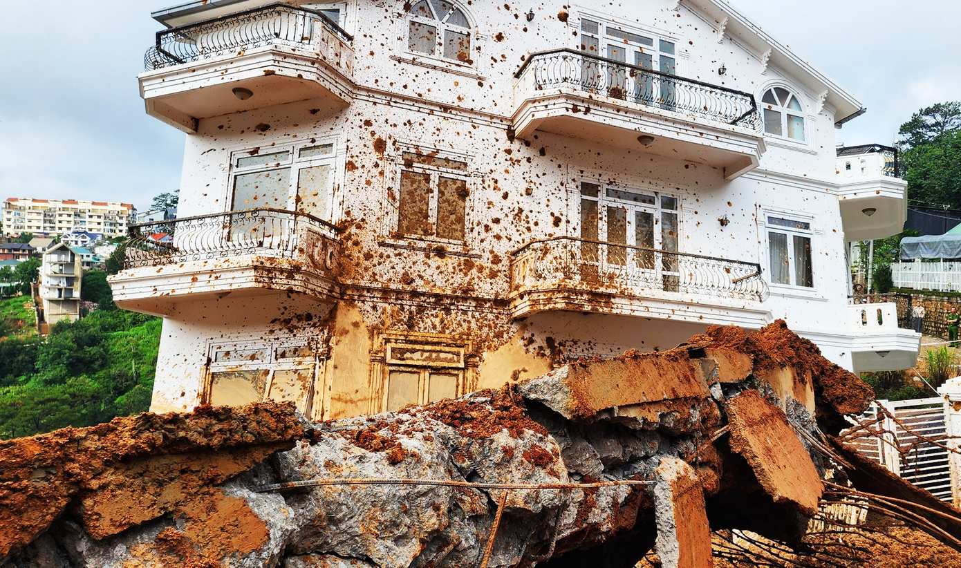 Một căn nhà lớn bị hư hỏng nặng vì sự cố sạt lở ta luy