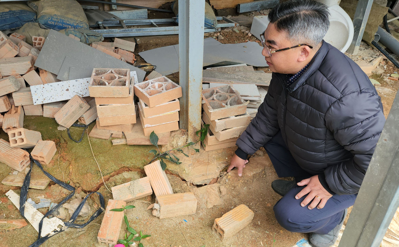 Tình trạng sạt trượt đất làm xuất hiện các vết nứt