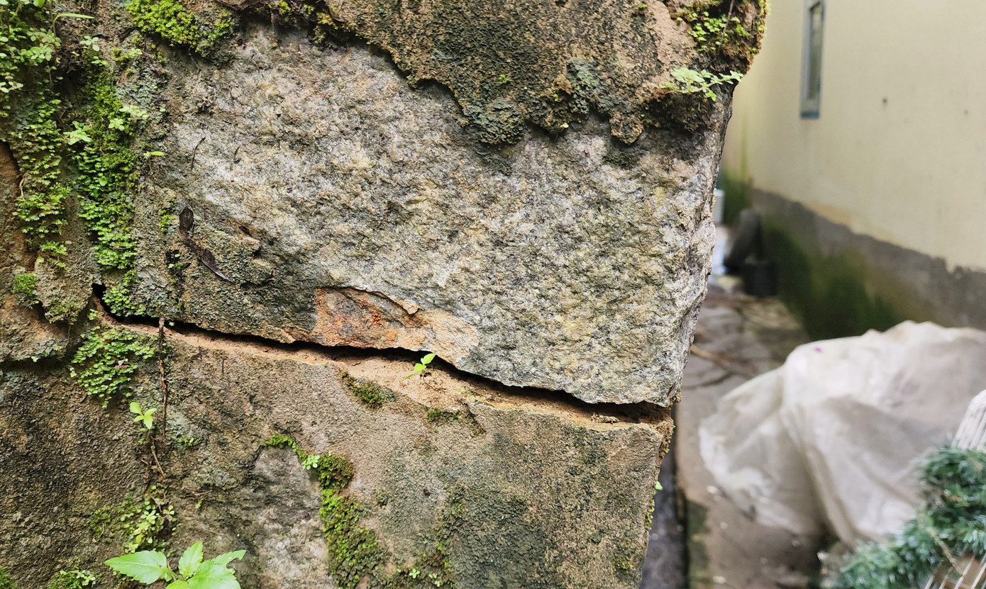 Một trong nhiều vết nứt trên bờ ta luy chung cư Đặng Thái Thân