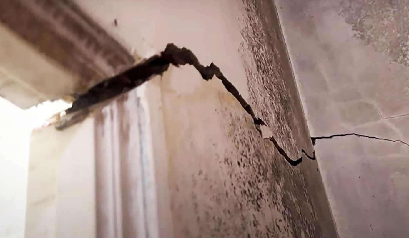 Vết nứt trên tường nhà của bà Minh Thu