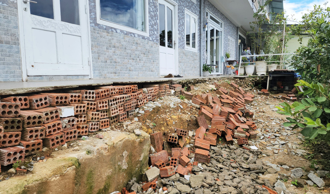 Một dãy nhà gồm 3 căn hộ bị hở hàm ếch, người dân dùng gạch đá chèn tạm