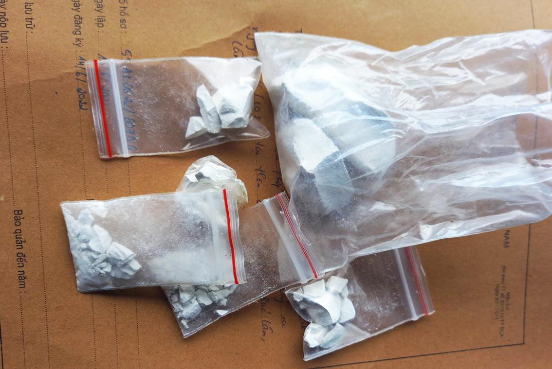 Các gói nilon nghi chứa ma túy thu giữ trong người Trần Gia Nam