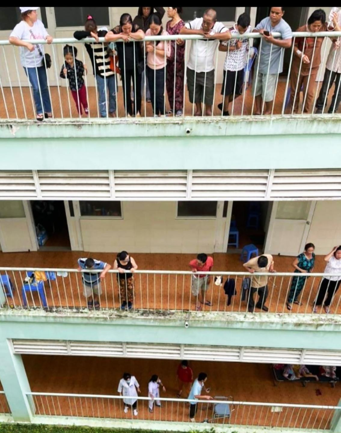 Nhiều người hoảng hốt khi phát hiện nam thanh niên nhảy lầu