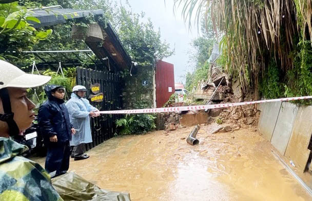 Lực lượng chức năng giăng dây phong tỏa khu vực sạt lở nguy hiểm Lực lượng chức năng giăng dây phong tỏa khu vực sạt lở nguy hiểm