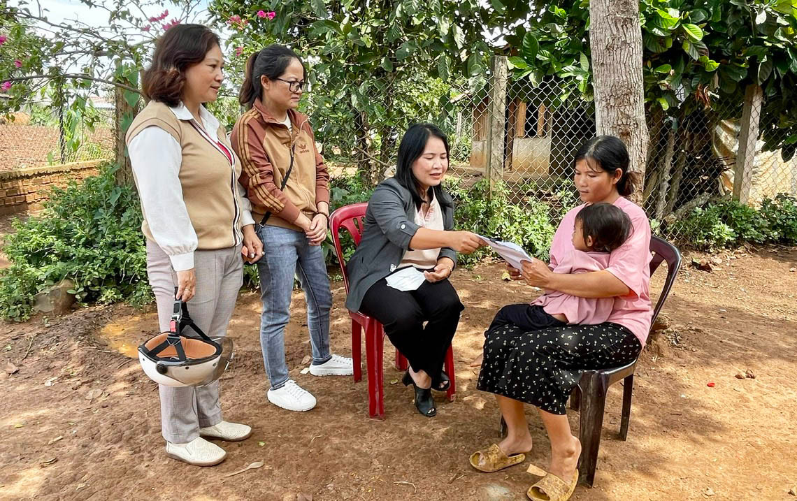 Cán bộ y tế đến buôn làng tuyên truyền về dân số, giới tính Cán bộ y tế đến buôn làng tuyên truyền về dân số, giới tính