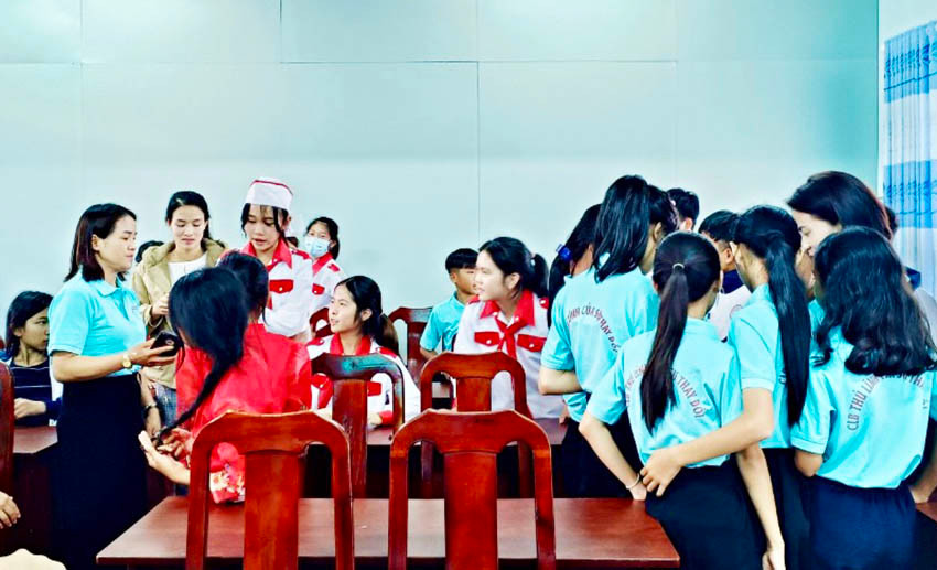 Buổi sinh hoạt về bình đẳng giới ở trường THCS xã Lát Buổi sinh hoạt về bình đẳng giới ở trường THCS xã Lát