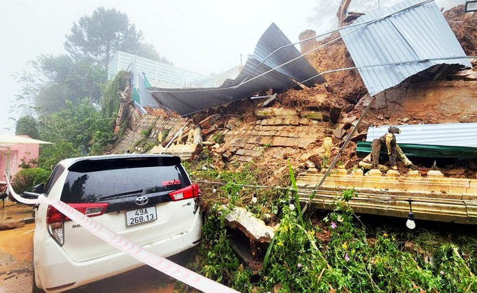 Bờ taluy cao và dài bị đổ sụp Bờ taluy cao và dài bị đổ sụp