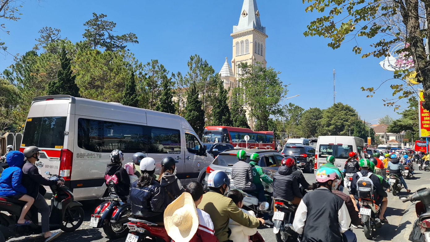 Đường Trần Phú ở trung tâm TP Đà Lạt thường bị ùn tắc giao thông dịp cuối tuần, lễ Tết.