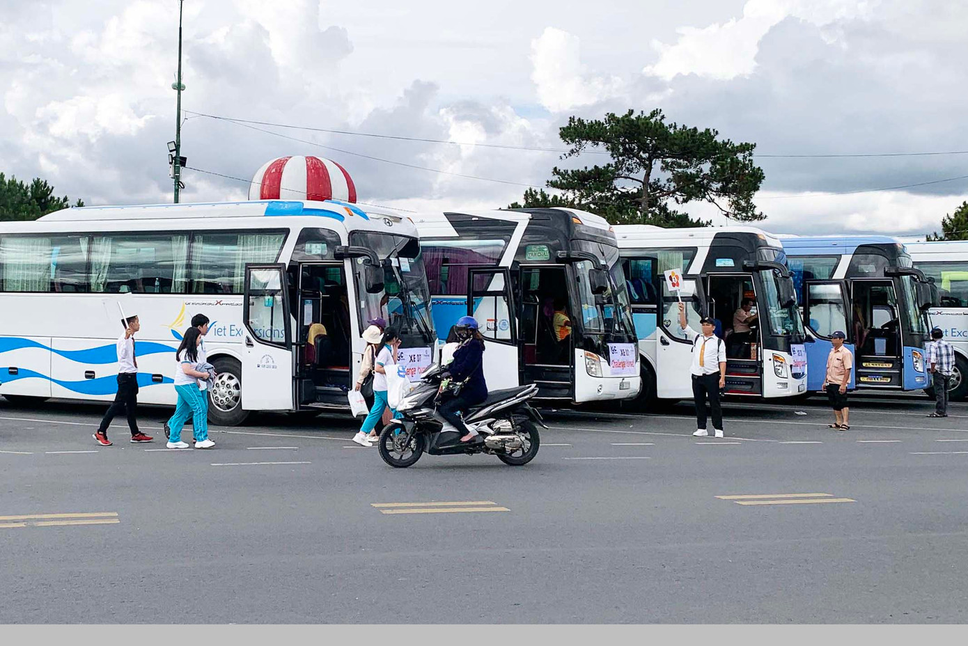 Xe lớn di chuyển thành đoàn gây áp lực cho hệ thống giao thông nhỏ hẹp ở trung tâm Đà Lạt