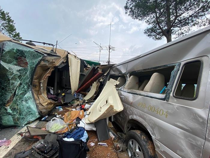 2 xe hư hỏng nặng