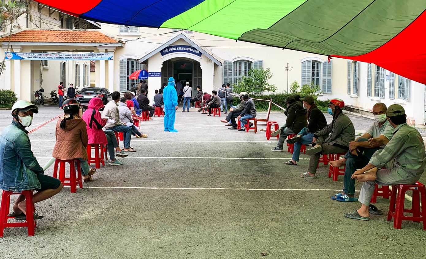 Xếp hàng chờ xét nghiệm SARS-CoV-2 Xếp hàng chờ xét nghiệm SARS-CoV-2